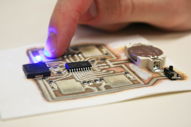 電子回路がプリントできる3Dプリンター