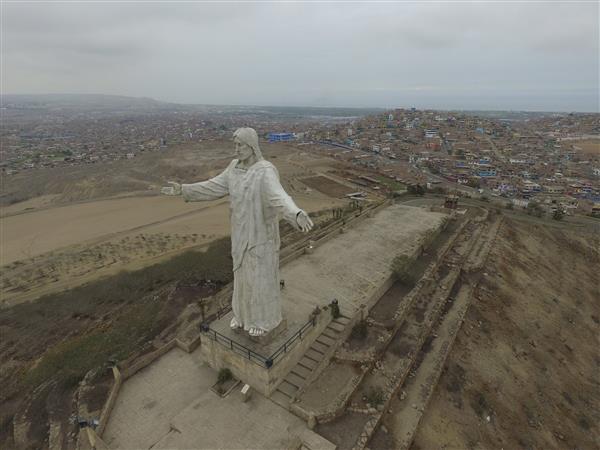 love-thy-scanner-drone-used-capture-3d-scan-giant-jesus-statue-peru-2